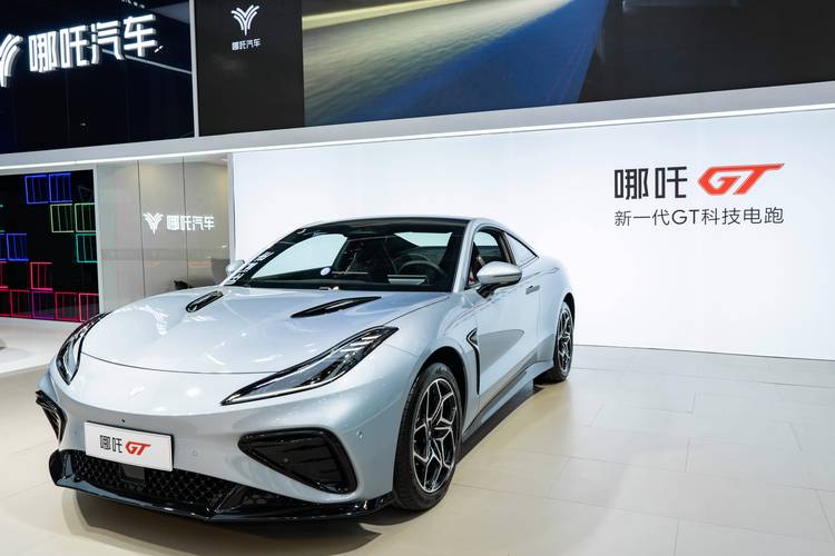 重庆69哪吒汽车在智能汽车领域的表现，领途汽车在新能源汽车市场中的影响力